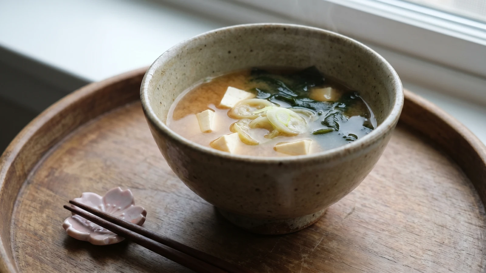 Tofu and Wakame Misoshiru (豆腐とわかめの味噌汁)