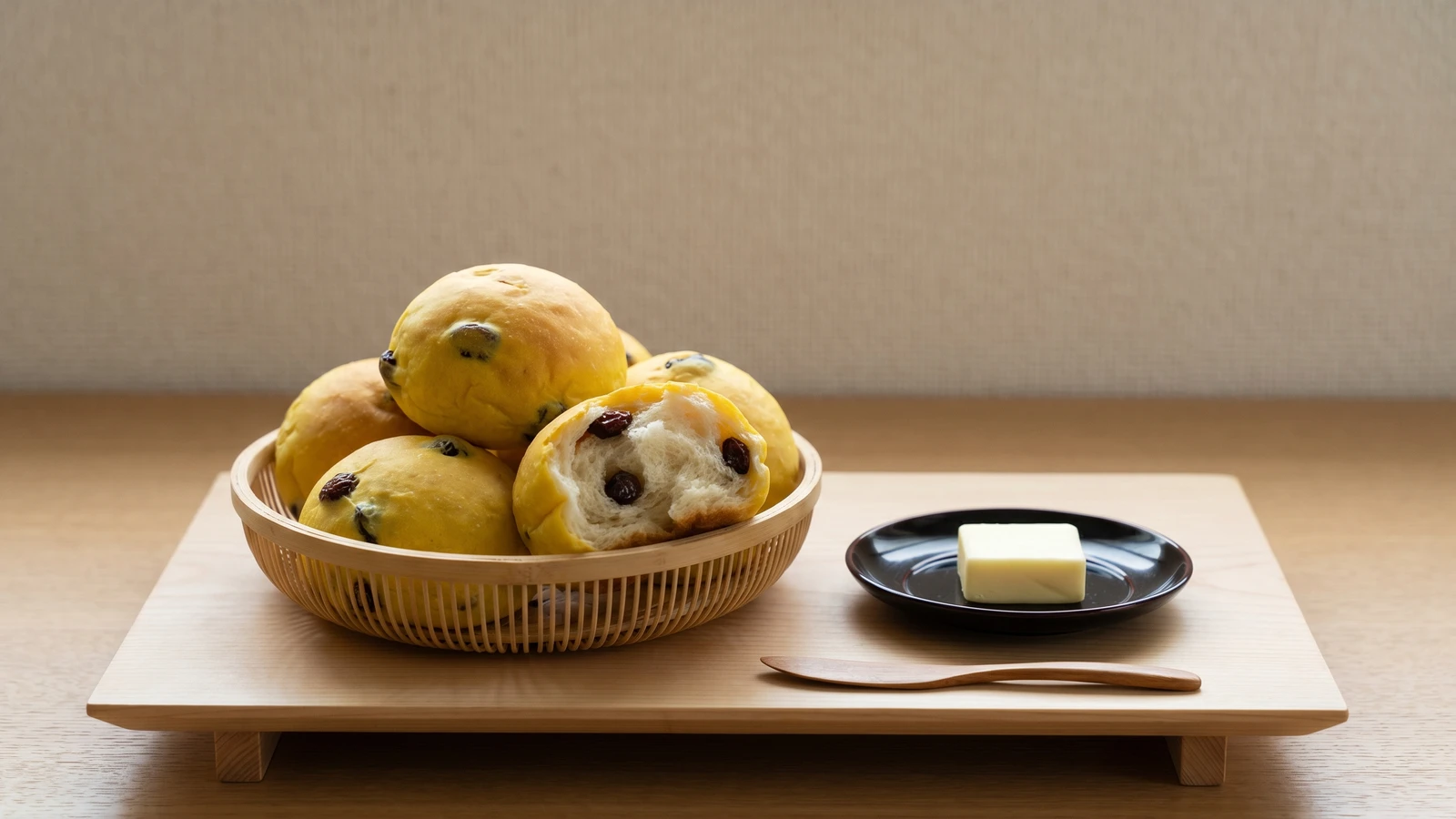 Raisin Butter Rolls (レーズンバターロール, Rēzun Batā Rōru)