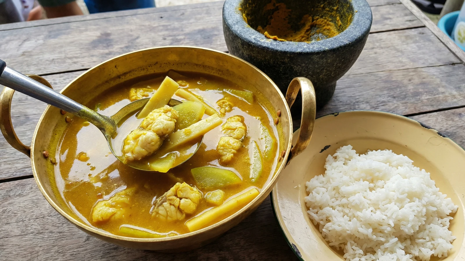 Yellow Turmeric Fish Curry (Gaeng Luang)