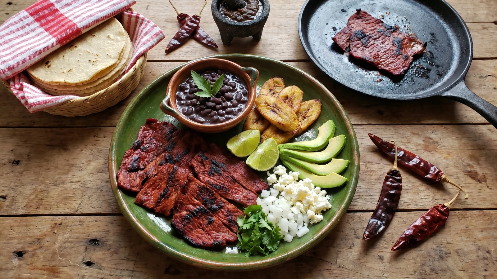 Cecina Enchilada con Frijoles y Plátano Macho