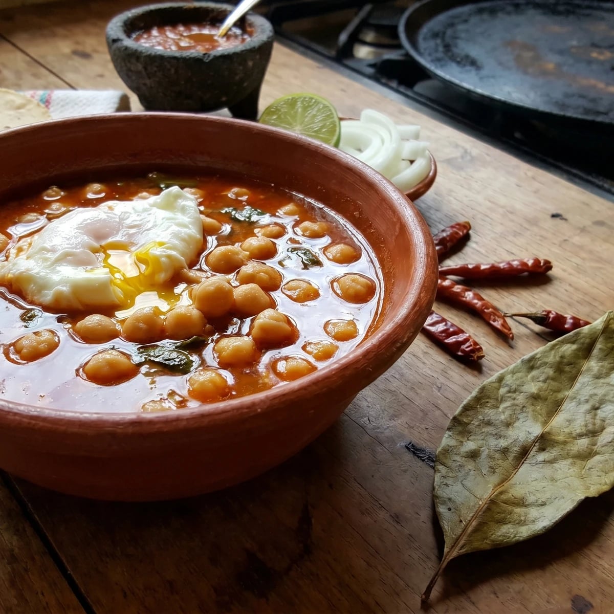Sopa de Garbanzo con Hoja de Aguacate