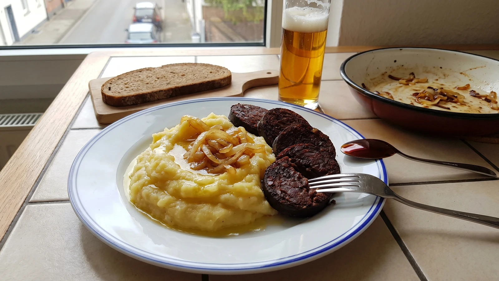 Himmel un Ääd met Flönz