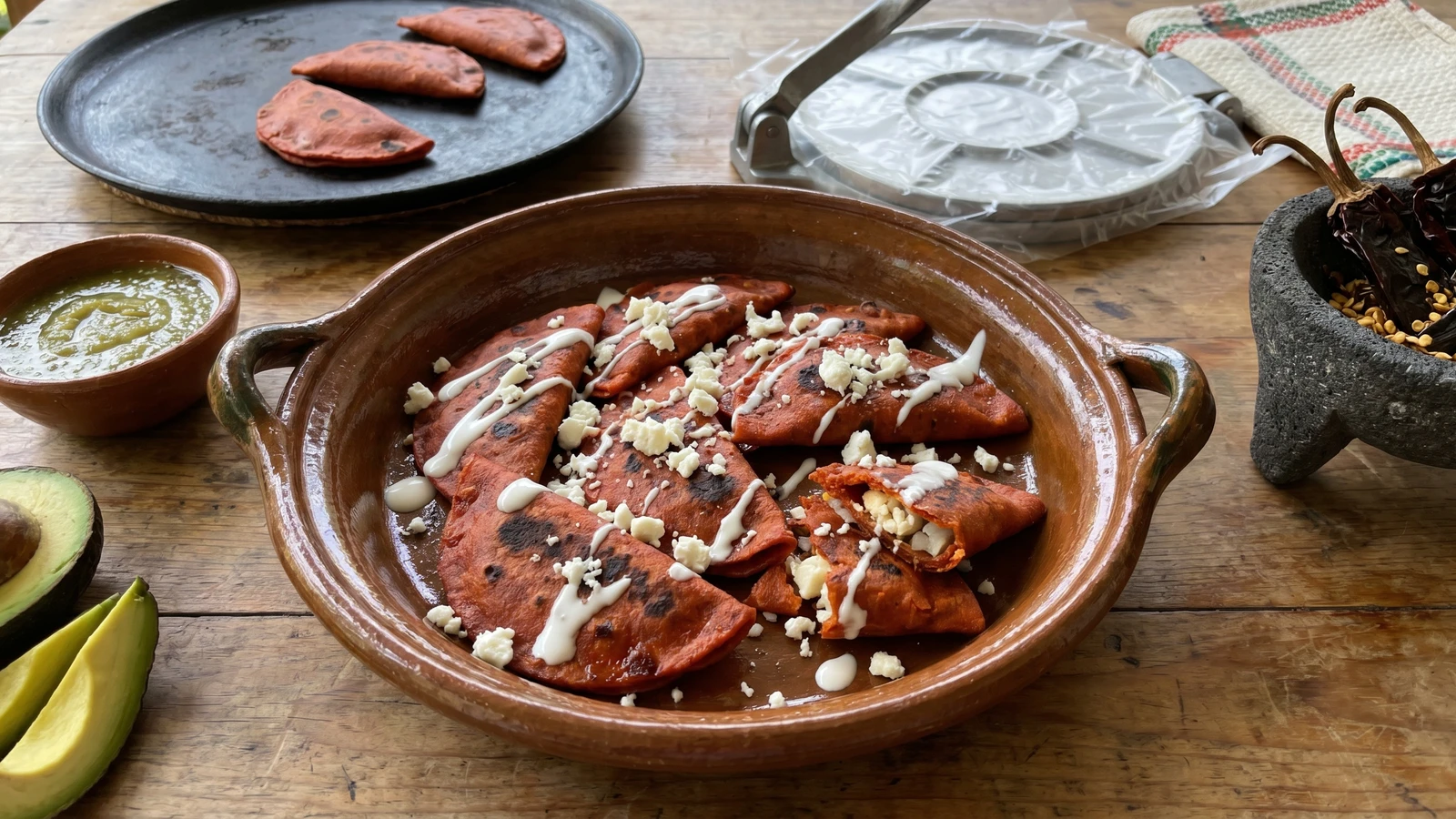 Enchiladas Potosinas (Masa Teñida de Rojo)