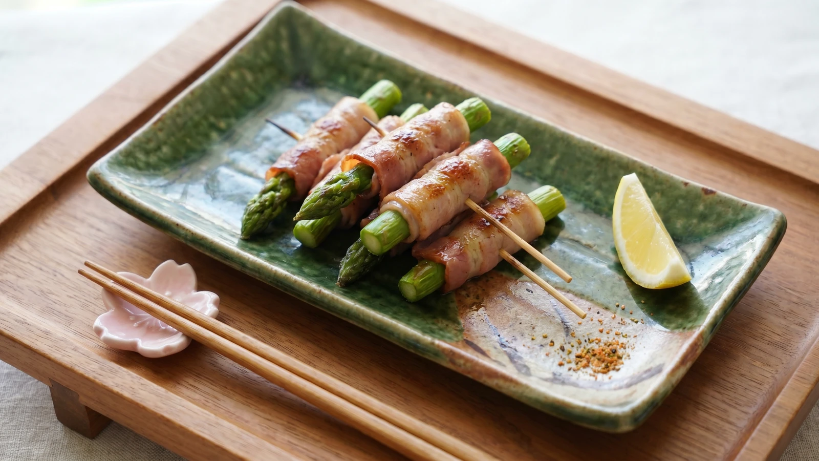 Aspara-bacon (アスパラベーコン, bacon-wrapped asparagus)