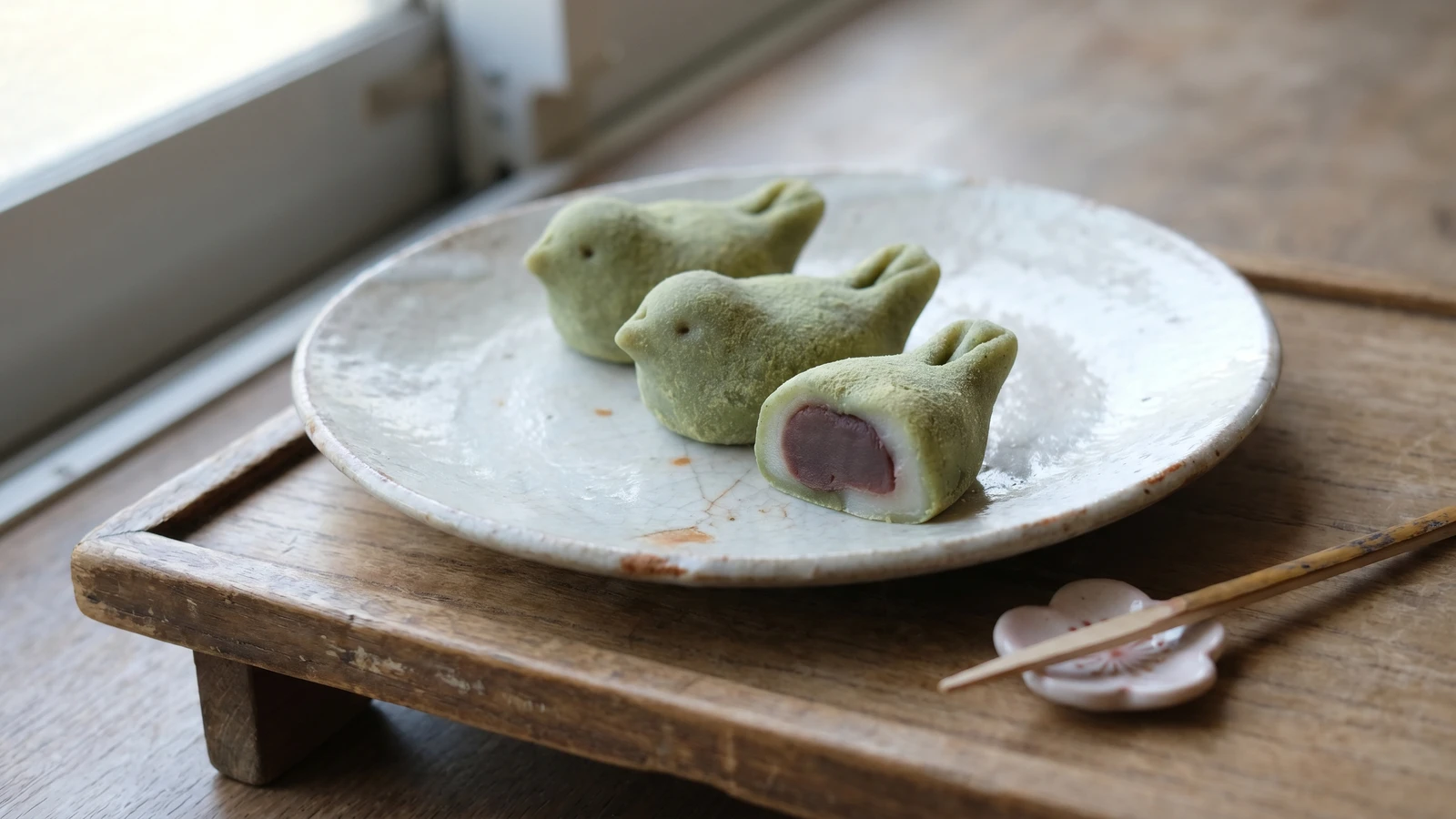 Uguisu Mochi (うぐいす餅, green soybean-flour mochi)