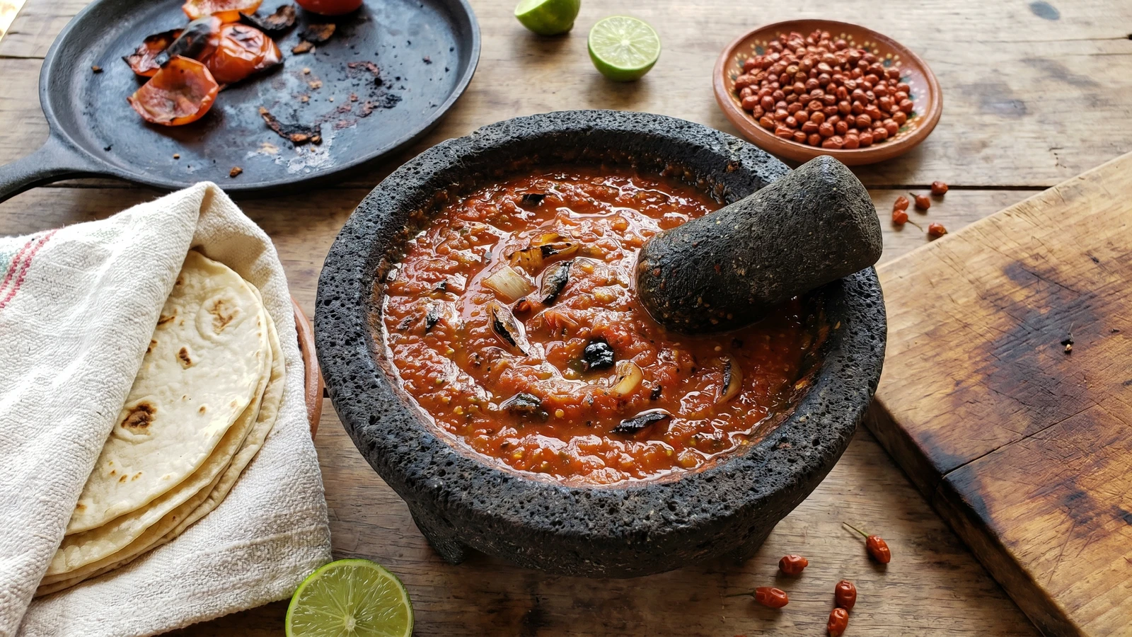 Salsa de Chiltepín Tatemado en Molcajete